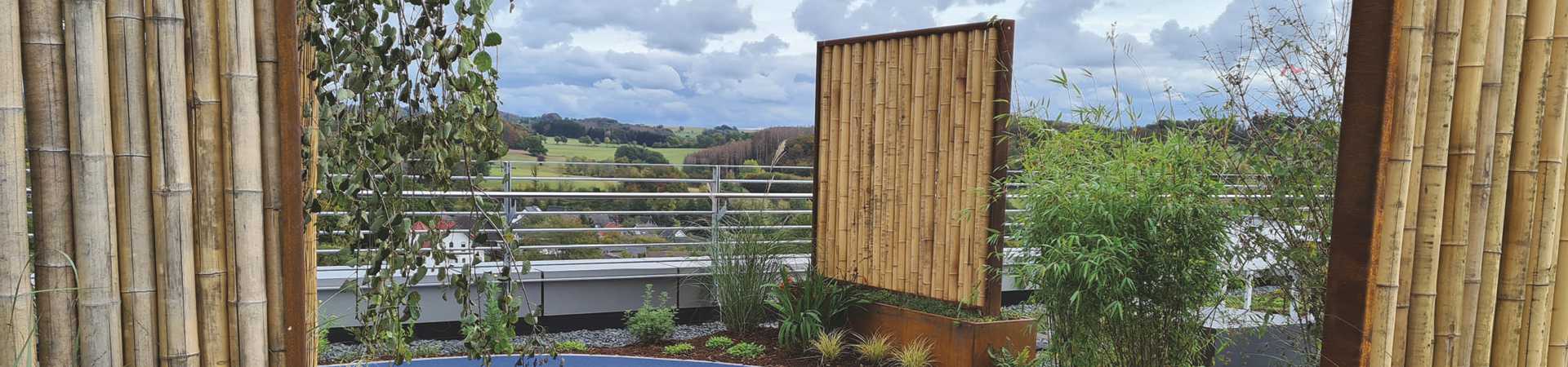 Sichtschutzwand aus Metallrahmen mit Bambusfüllung