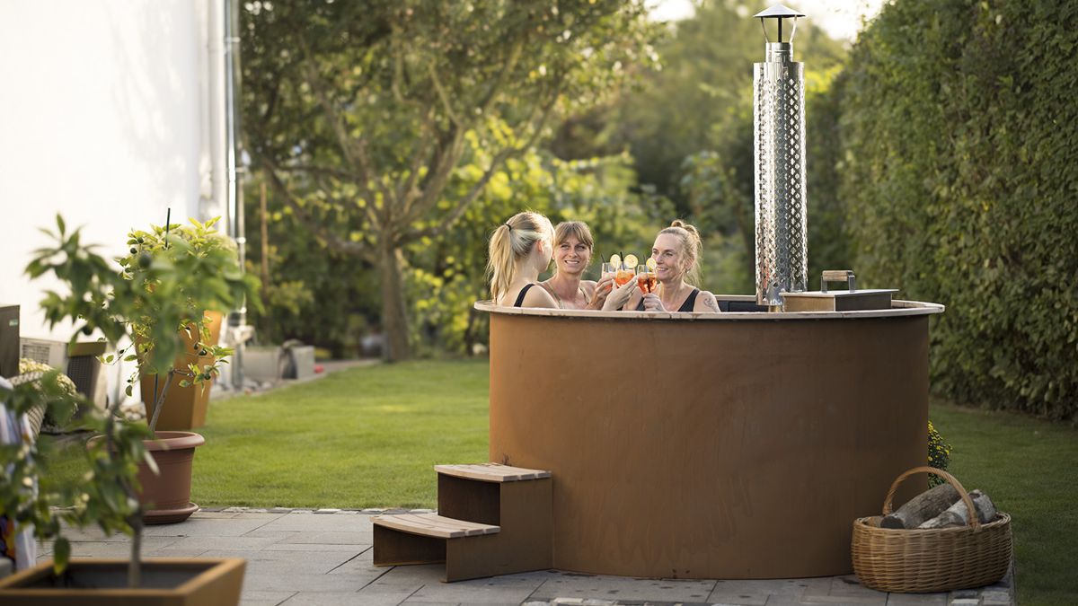 AQUA LUND hot tub with bench and integrated wood-burning stove