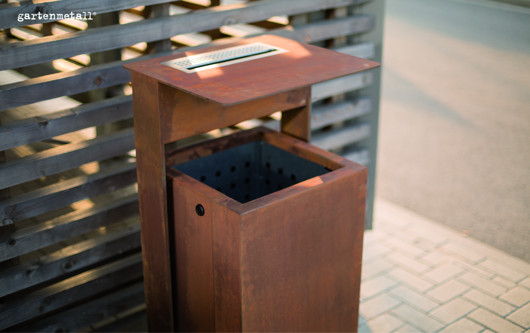 Abfallbehälter mit integriertem Aschenbecher im öffentlichen Raum
